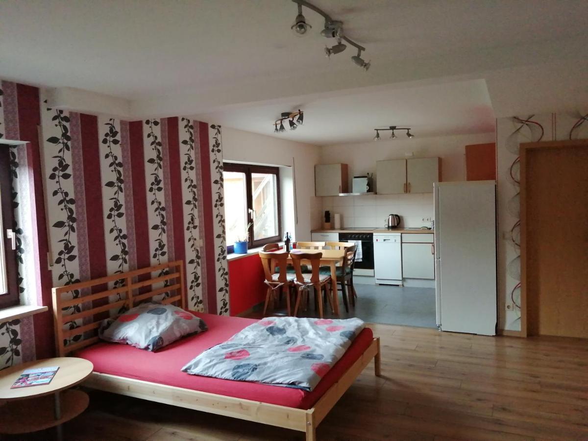 Moderne ganze Ferienwohnung 1km zum FunPark und nur 15 Minuten nach Nürnberg Zirndorf Exterior foto