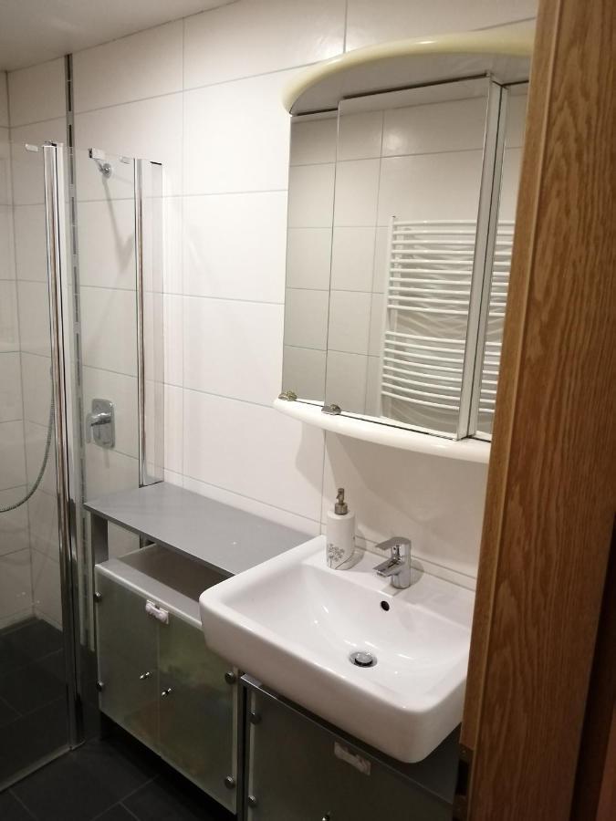 Moderne ganze Ferienwohnung 1km zum FunPark und nur 15 Minuten nach Nürnberg Zirndorf Exterior foto